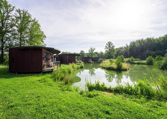 With Terrace & Pool Hébergement de vacances