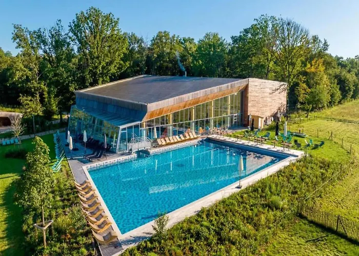 With Terrace & Pool Hébergement de vacances *